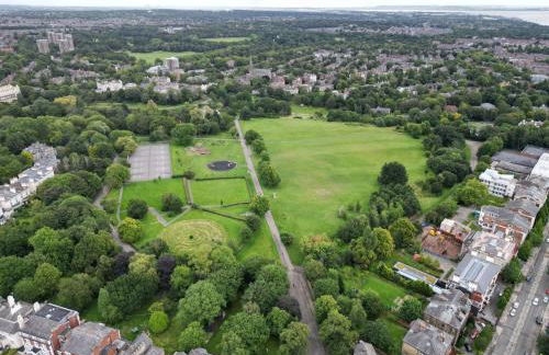 2025 Award Winner Liverpool Peach House - 4 Bedrooms - Foto 75