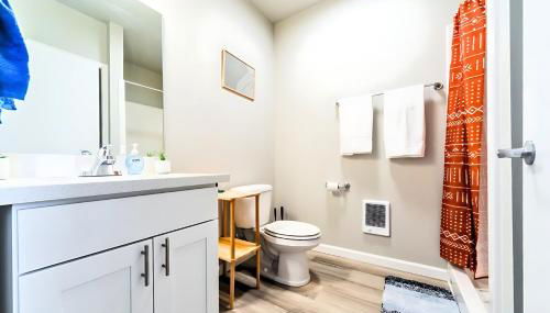 Cozy Micro Suite Unit 8 Sleeps 2 Minutes to Downtown - Foto 4, towels, Shower