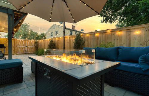 Patio Paradise Stylish 3BR Home with Gaming Room - Photo 13