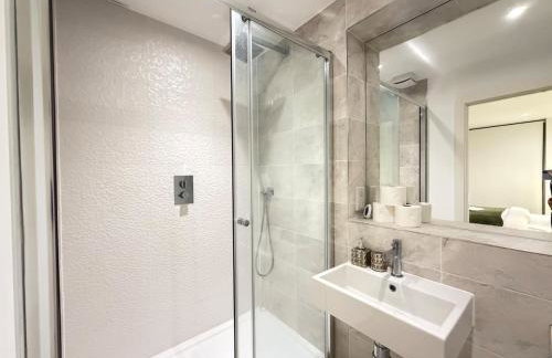 Modern and Spacious 3BR Flat W Balcony - Sleep 12 - Foto 27