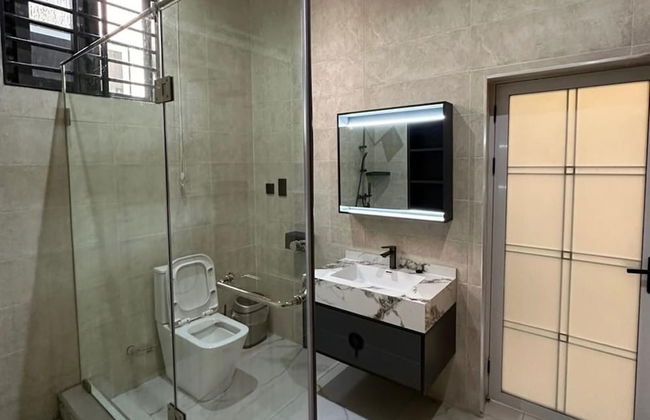 2BR Apartment With Pool and Wifi Near East Airport - Photo 10