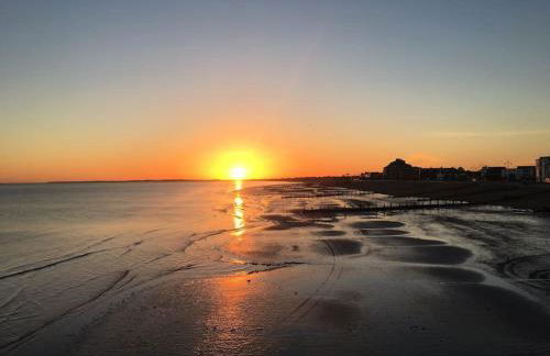 Stay in our beautiful 1850’s Coastguards Cottage. - Photo 2