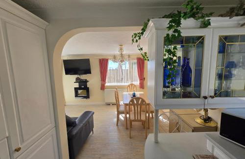 Family Bungalow with Private Pool - Photo 13