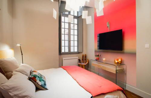 room five - parking, balnéothérapie, place nationale, un havre de paix - Foto 2