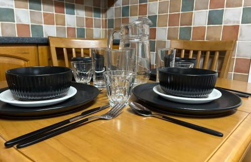 Peaceful 2-Bed Bungalow with Garden & Parking in Bramley Village, Rotherham - Foto 17