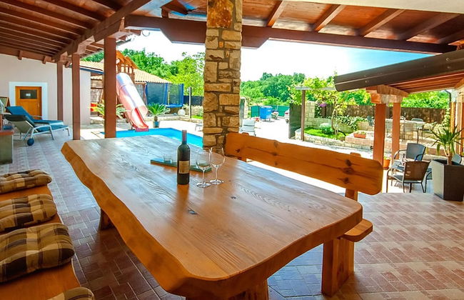 Perfect for Children, Garden With Pool, Playground and Walk in Whirlpool - Foto 7