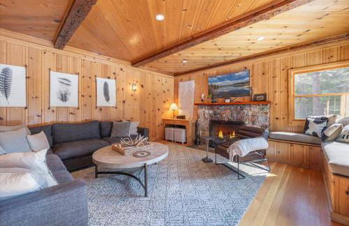 Cozy Designer Decorated Cabin Near Slopes Fireplace Peekaboo Lakeview - Foto 18