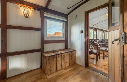 The Railway Carriage - Photo 17