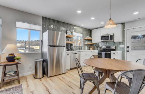 Secluded Westside Cottage - King Bed, Hot Tub, Views, Near Parks and Trails! - Foto 9