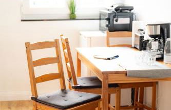 - Ocean Haven Deluxe with Coastal Charm - 2-Room Sea-Inspired Apartment 75 qm - Central Location - Elegant Nautical Design - Renovated in 2024 with TV & Netflix - Full Kitchen & Free Parking - Near Metro & Airport - King Beds - - Photo 5