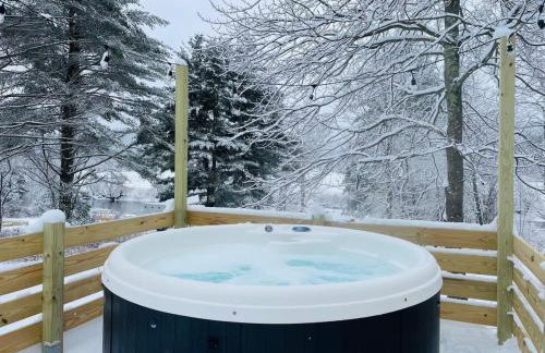 Haven Tiny House w hot tub on river near Stowe - Foto 60