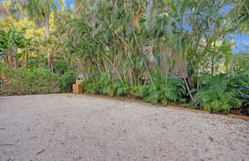 Tropical Oasis 2BR House w Pool - Foto 35