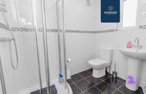 Muirton House 2 - INVOICE and REDUCED PRICE only via SUNRISE SHORT LETS DUNDEE, SLEEPS 8 has 4 Twin Bedrooms with 4 Car Parking, 2 Baths, 5 Smart TV, Fully Equipped, Garden, Free WiFi, and ONLY 9 Mins to STANNERGATE Ports - Foto 8