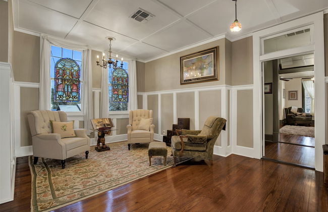 Beautiful and Unique Home With Fireplace and Pool! - Photo 34