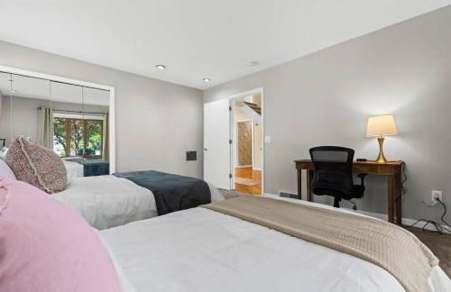 NEW! 4BR I Indoor Pool on the Bay in Boat Town USA - Foto 22