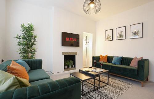 The Lodge - comfortable, stylish, 3 bedroom home with 3-6 beds near Utilita Arena - free parking - Photo 4