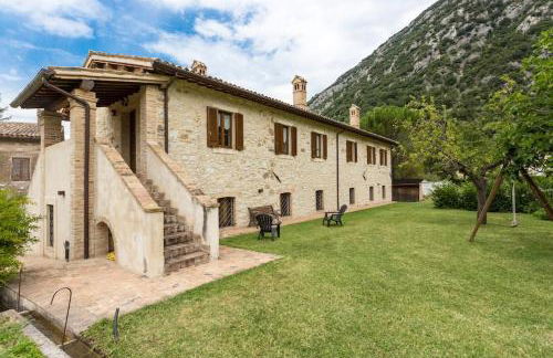 Casa ridente nella valle del Menotre con giardino - Photo 32