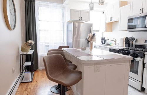 Sunlit 2BR Central Park North elevator & laundry - Foto 43