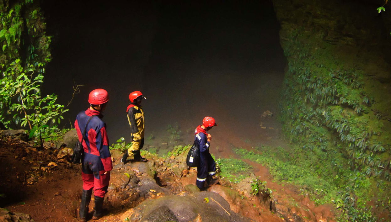 Spéléologie dans la grotte de Jomblang
