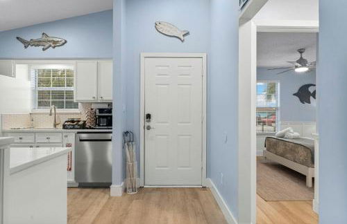 March Sale! Walk to Beach - Large Private Yard - Fire Pit - Dog Friendly - Foto 34