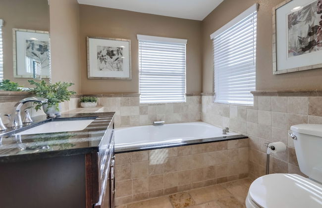 Beautiful Backyard Oasis 5 bedroom 3 Bathroom Home - Foto 31