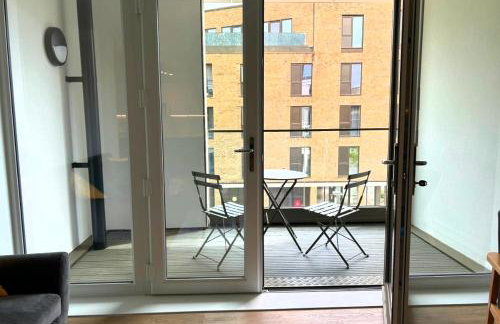 Luxury 2 Bedroom with Gym, Workspace, Balcony, Free Parking and 3 mins walk to train station - Foto 10