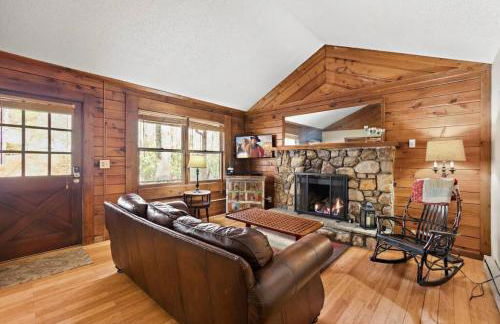 Picturesque Riverside Cabin with Fireplace and Porch - Foto 1