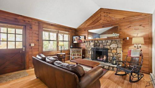 Picturesque Riverside Cabin with Fireplace and Porch - Foto 1