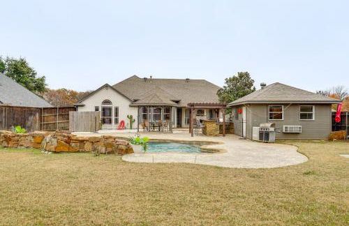 Group-Friendly Burleson Getaway with Outdoor Oasis - Foto 1