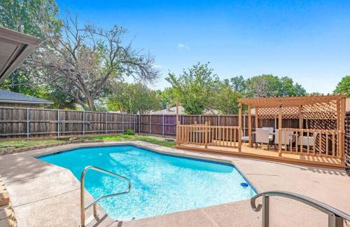 Newly remodeled 5BR 3BA w/pool 16 ppl - Photo 1