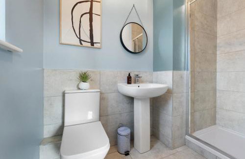 4-Bedroom Stunning Luxe, Spacious & Stylish Design House Bolton, Sleeps 11, with Parking Central Bolton, Links to Manchester, Pet-Friendly, Best For Groups! WORK CONTRACTORS SPECIAL OFFER! - by Blue Puffin Stays - Foto 34