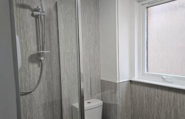 LANGLEY HOUSE Free Parking central LOCATION 5 bed all double with smart TV 3 BATHROOMS Loved by TRADES teams ideal for LONG STAYS contact langley cottages and apartments - Foto 29