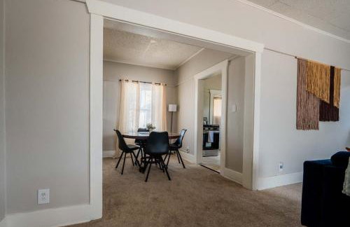 Work Desk- FirePit-Pool-Steps to UofA - Foto 17