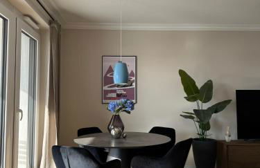 CLS Moderne City-Wohnung Hamburg Tiefgarage, Klimaanlage, Free-TV, 65 Zoll Smart-TV, E-Laden, Balkon, Parken, Nespresso Maschine inklusive Kapseln, Blick über Hamburg, Cafe im Haus, Bus gegenüber, Flex Check In - Foto 17