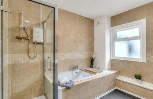 JUNGLE HOT TUB, games room, near eateries, micro brewery, pubs, beauty salons and boutique shops, Argyle, free Netflix, in the heart of Plymouth - Dogs welcome - Hosted by Absolute Accommodation Plymouth - Foto 21