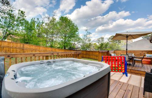 4 Mi to Airport: Atlanta Home w/ Deck & Hot Tub - Foto 29
