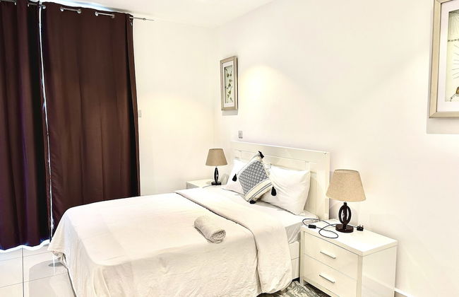 Embassy Gardens Apartment - Photo 2