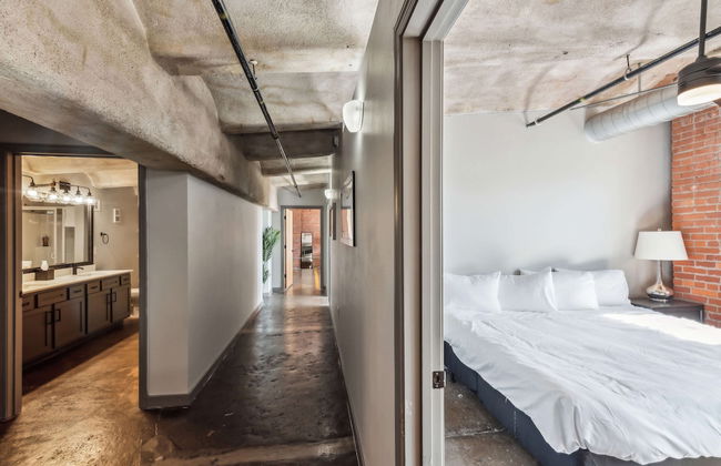 Luxury Historic Loft with Gym - Photo 52