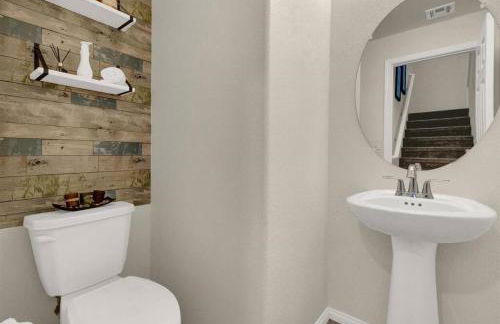 Serenity Retreat: 3BR, Heated Pool, Parking - Foto 23