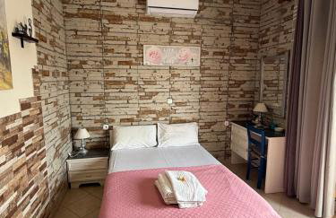 2-Bedroom Blue & White House with Garden and Beach - Foto 1