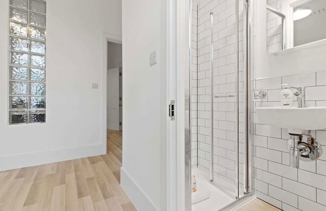 Refined, Light 1 Bed Apt w Balcony in Brixton - Foto 3