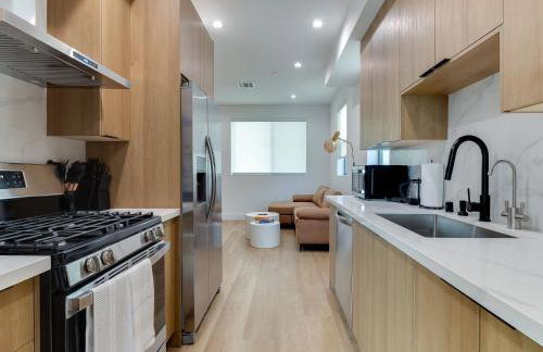 Modern Luxe Retreat Two-Bedroom - Photo 2