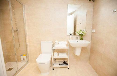 ISG Apartments Downtown family haven Free parking spot - Foto 7