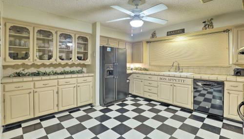 2 Mi to Lake Arlington Spacious Escape with Deck - Photo 5