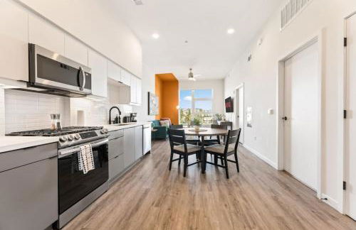 Modern Living, Stunning city views, 1Mile to Dodger Stadium - Photo 3