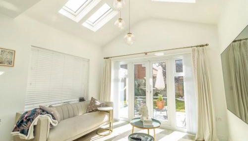 Spacious 5 Bed Home with a Cinema Room, Open Plan Living - Foto 3