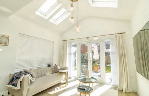 Spacious 5 Bed Home with a Cinema Room, Open Plan Living - Foto 3