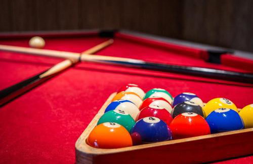 Log Cabin with Hot Tub, Game Room-10 min to NRG - Foto 47