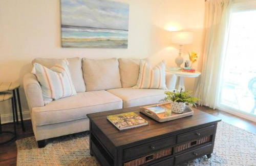 Q4 Professionally decorated upstairs beautiful soothing colors close to back pool - Foto 17