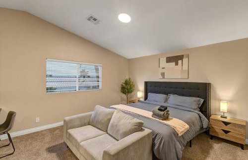 24hr Host - New Renovated 4 bedroom home U026 - Photo 1